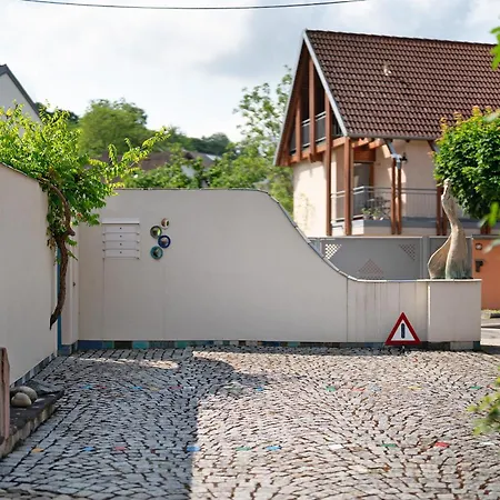 Kuenstlernest Im Winzerort *